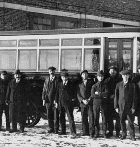 اولین اتوبوس مونترال با تغییر کاربری یک کامیون و توسط کارگران بخش تعمیرات شرکت تراموای مونترال ساخته شده بود / Photo: STM