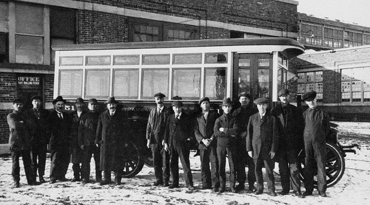 اولین اتوبوس مونترال با تغییر کاربری یک کامیون و توسط کارگران بخش تعمیرات شرکت تراموای مونترال ساخته شده بود / Photo: STM