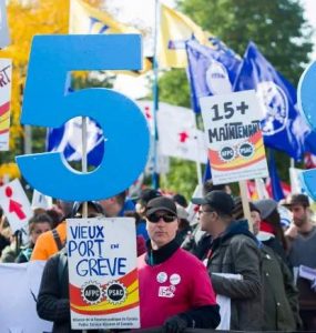 فشار برای افزایش حداقل دستمزد کارگران کبکی به ۱۵ دلار در ساعت / Graham Hughes/Canadian Press