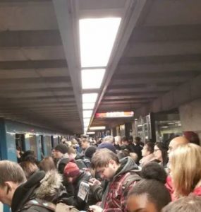 صدها نفر در ایستگاه متروی لانگوی در خط زرد منتظر راه‌اندازی مجدد مترو هستند. Photo: Josianne Pelletier via CBC