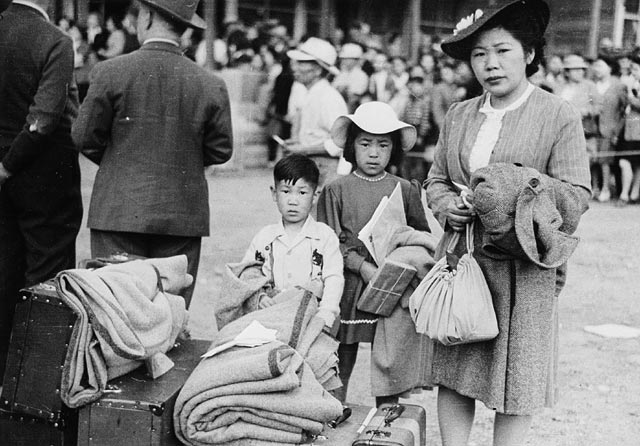 تصویر یک خانواده ژاپنی‌تبار که مجبور به ترک بریتیش کلمبیا شده بود. سال ۱۹۴۲ (Library and Archives Canada/C-046355)