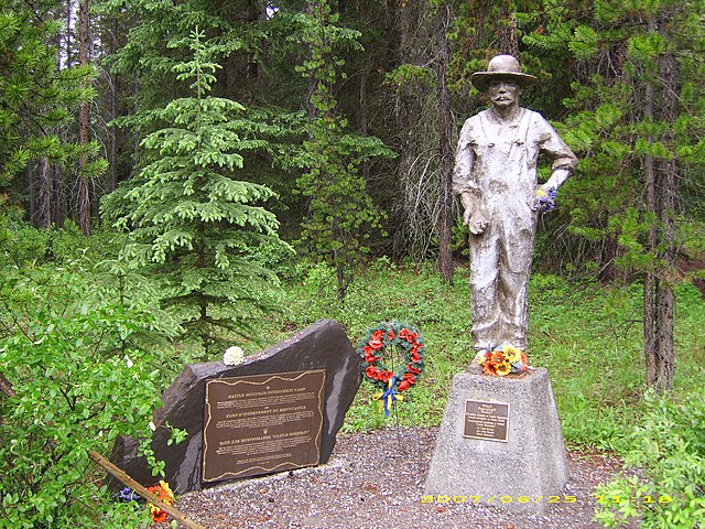 یکی از یادبودهای مربوط به تبعیدی‌های اوکراینی در یکی از پارک‌های کانادا (ویکیپدیا)