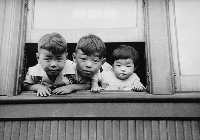 چند کودک ژاپنی‌تبار تبعیدی سال ۱۹۴۲ (Library and Archives Canada/C-057251)